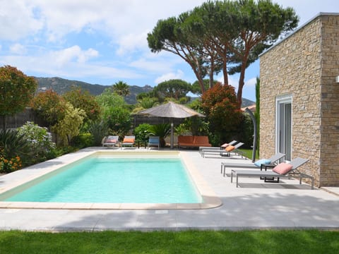 Villa mit 6 Schlafzimmern, privatem Pool Garten und Parkplatz