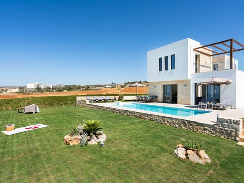 Villa am Strand mit Pool, Kinderbereich und BBQ