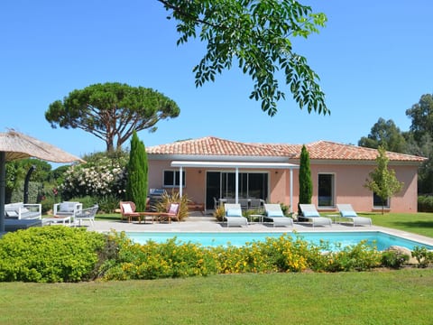 Villa 3 Schlafzimmer, privater Pool Garten und Parkplatz