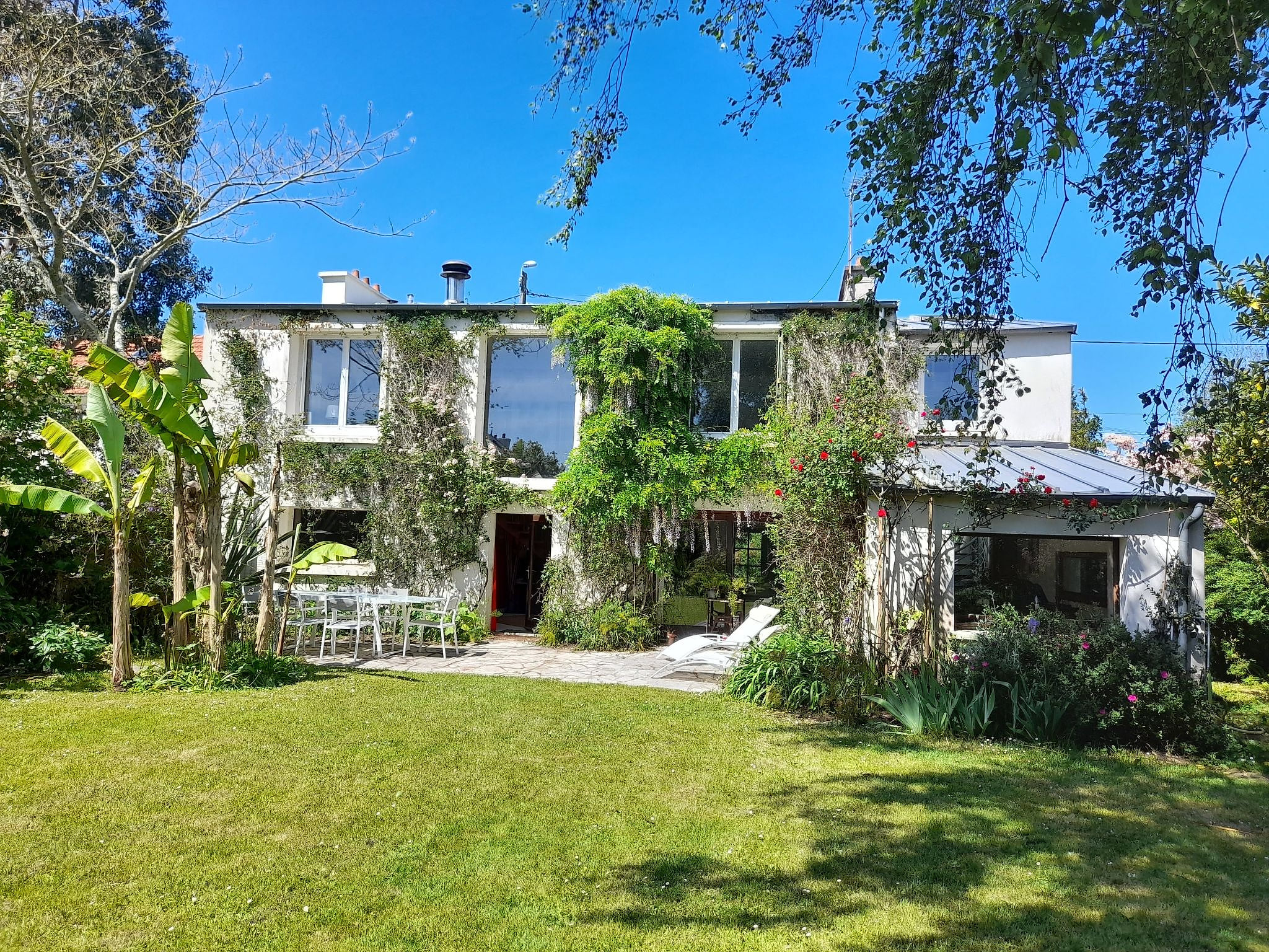 Großes Familienhaus mit schön angelegtem Garten