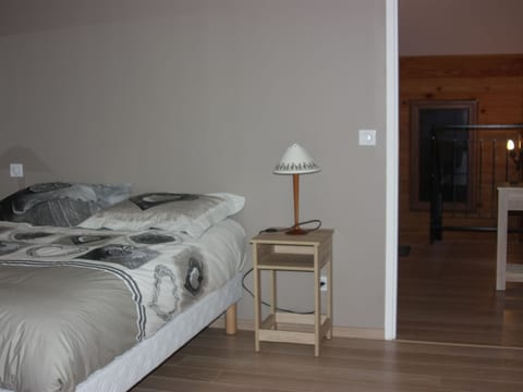 in Aiguebelette-Le-Lac mit Garten, Terrasse und Grill
