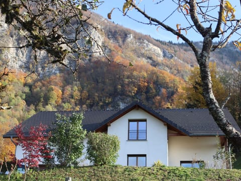 in Aiguebelette-Le-Lac mit Garten, Terrasse und Grill
