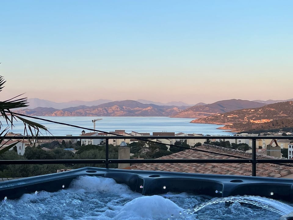 ISULA-RED_BEAUTIFUL_VIEW. - Corbara