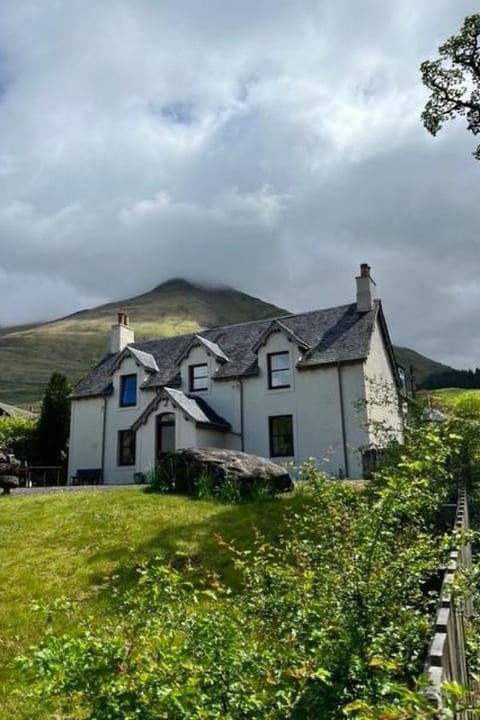 Benmore Farm House in Stirling mit Bergblick