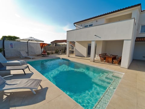 Luka mit Pool, gelegen in Pula