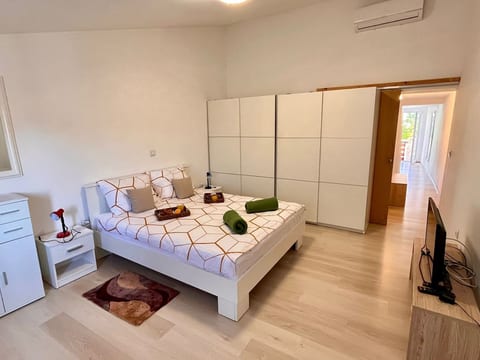 in Pula mit großem Dachbalkon.