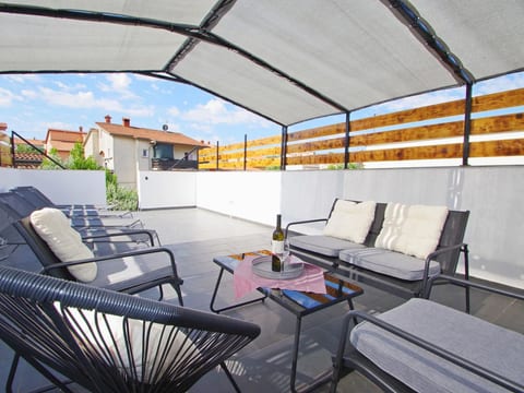 in Pula mit großem Dachbalkon.