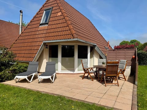 mit Terrasse, Grill und Garten