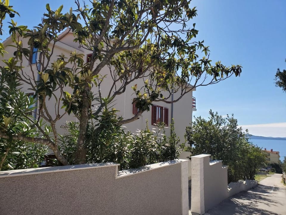 Appartement in Kožino mit Garten, Terrasse und Grill - Petrčane