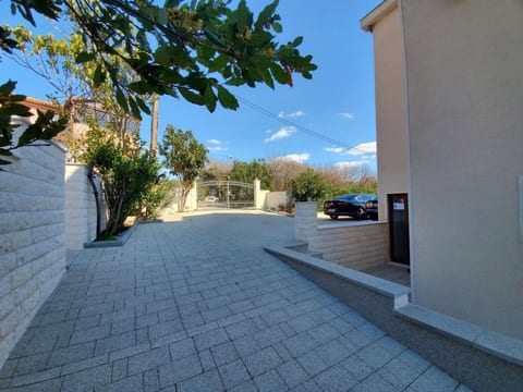 Appartement in Kožino mit Garten, Terrasse und Grill