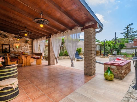 mit Garten, Terrasse und Grill
