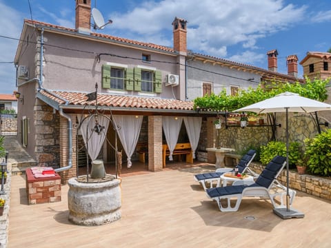 mit Garten, Terrasse und Grill