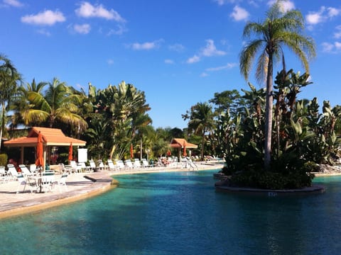 mit großzügigem Swimmingpool