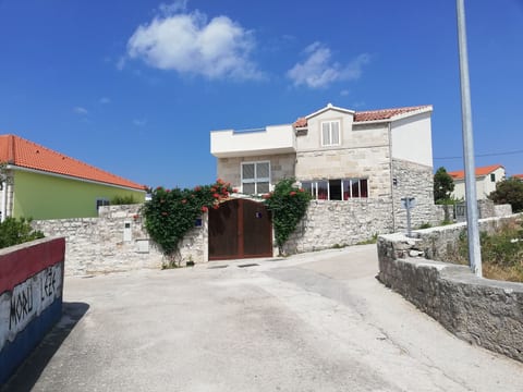 Gesamtes Ferienhaus in Sumartin mit Privatem Pool