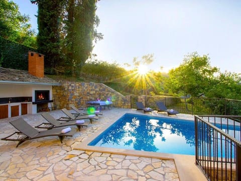 Villa Mosor mit beheiztem Salzwasserpool und Sauna