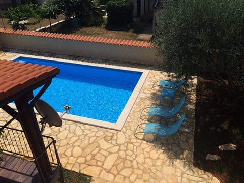 Appartement mit überdachter Terrasse mit Meerblick