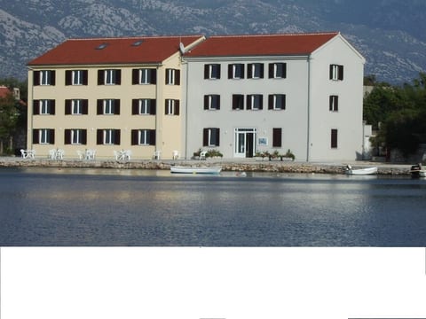 Duplex-Apartment mit Blick auf das Meer und den Garten