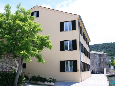 Duplex-Apartment mit Blick auf das Meer und den Garten