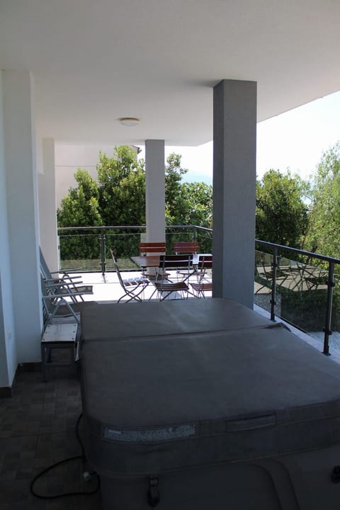 Appartement mit Terrasse, Meerblick, Jacuzzi, Außenpool