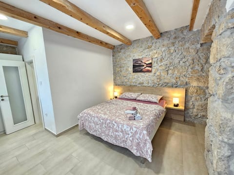 Steinhaus mit privatem Außenpool