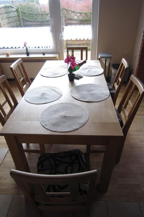 in Nesse mit Garten, Terrasse und Grill