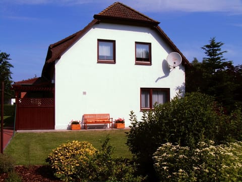 Komfortable Ferienwohnung mit großem Garten