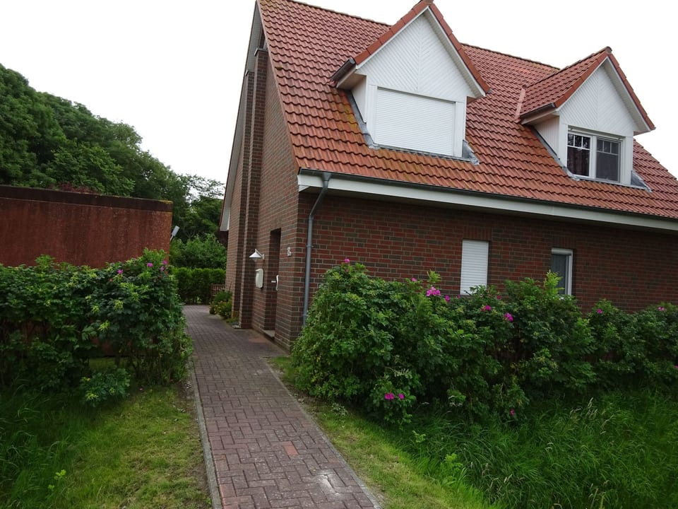 Komfortable Doppelhaushälfte und großem Garten - Dornum