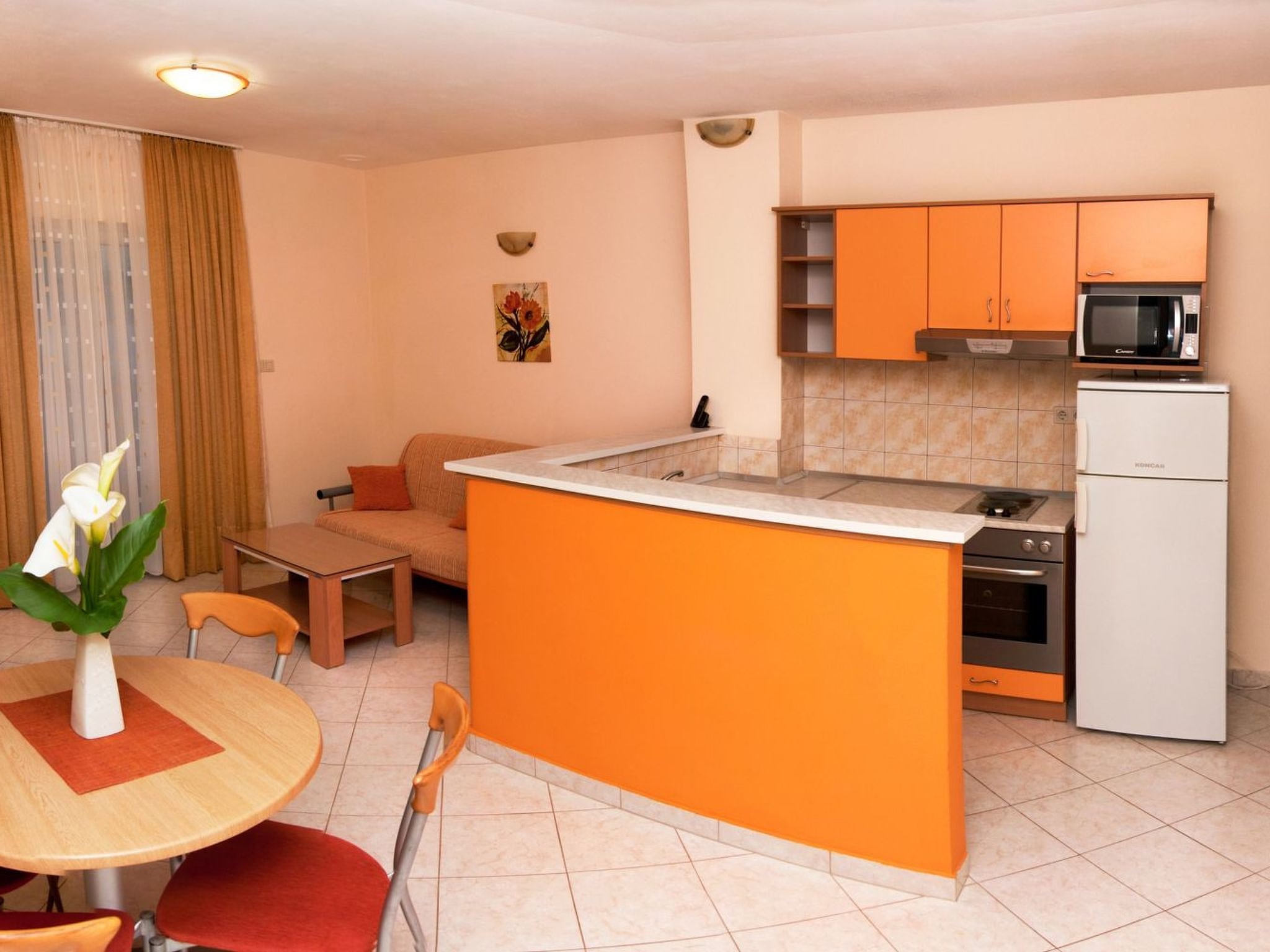 Modern eingerichtete Ferienwohnung orange