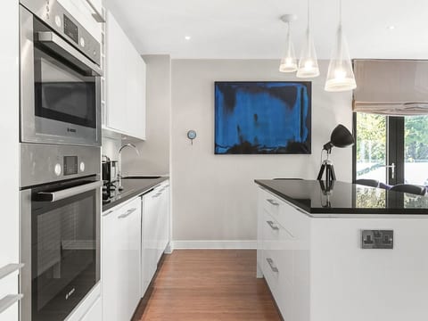 Moderne und stilvolle Wohnung mit eigenem Bad in der Nähe von Notting Hill und