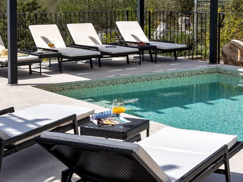 Alleinstehendes Ferienhaus mit Pool und drei Sch