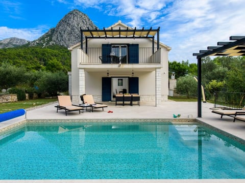 Alleinstehendes Ferienhaus mit Pool und drei Sch