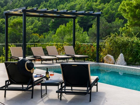 Alleinstehendes Ferienhaus mit Pool und drei Sch