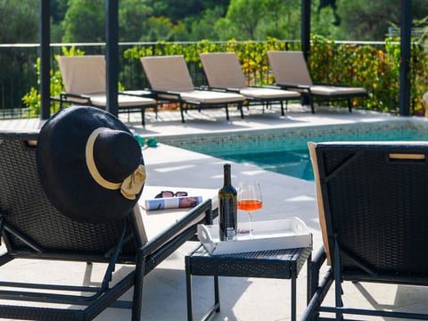 Alleinstehendes Ferienhaus mit Pool und drei Sch