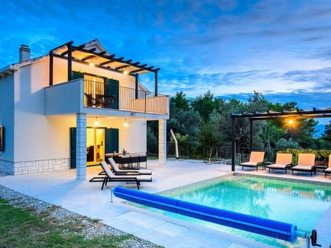 Alleinstehendes Ferienhaus mit Pool und drei Sch