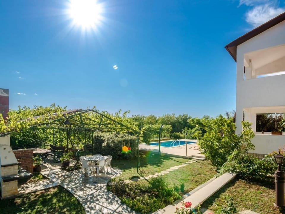 attraktive Wohnung mit privatem Pool - Drenje