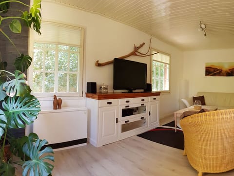Idyllisches Reetdachhaus mit großem Garten