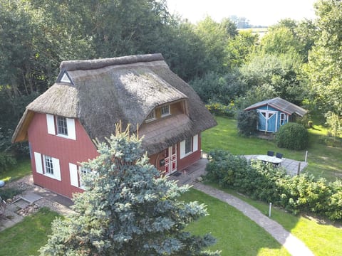 Idyllisches Reetdachhaus mit großem Garten
