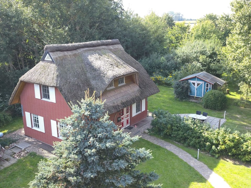 Idyllisches Reetdachhaus mit großem Garten - Garz