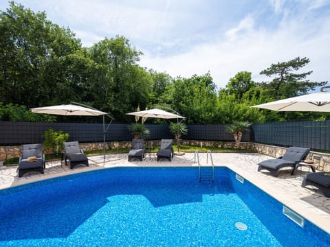 Villa Fortuna für bis zu 9 Personen und mit beheiztem Aussenpool