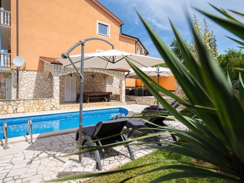 Villa Fortuna für bis zu 9 Personen und mit beheiztem Aussenpool