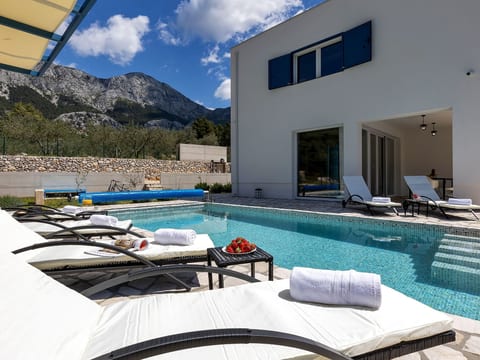 Modernes Ferienhaus in Zaostrog mit Beheiztem Pool