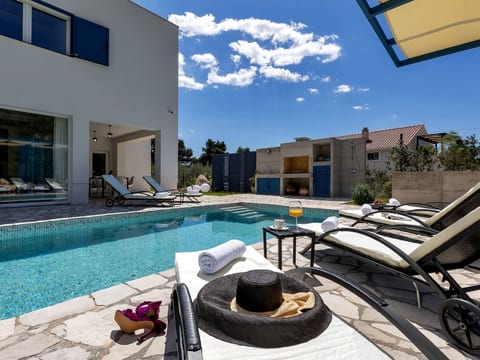 Modernes Ferienhaus in Zaostrog mit Beheiztem Pool