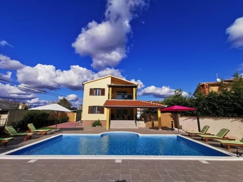 Ferienvilla mit eigenem Garten und Grill