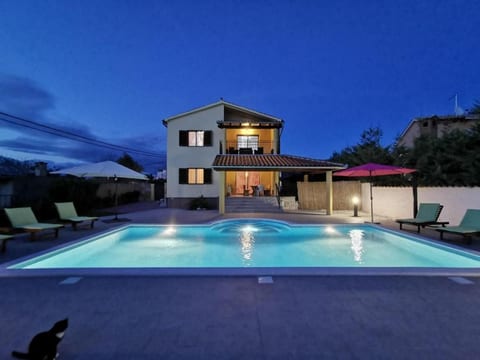 Ferienvilla mit eigenem Garten und Grill