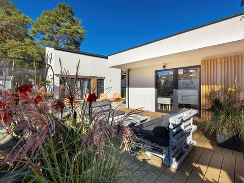 mit Terrasse