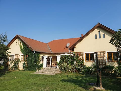in Lócs mit Privatem Pool