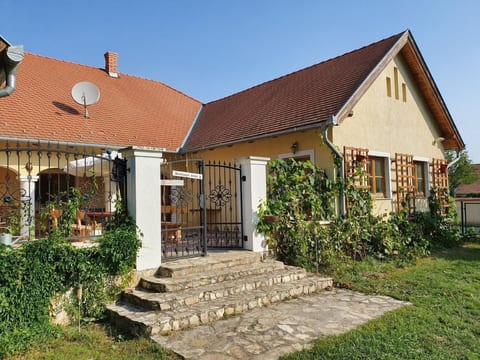 in Lócs mit Privatem Pool