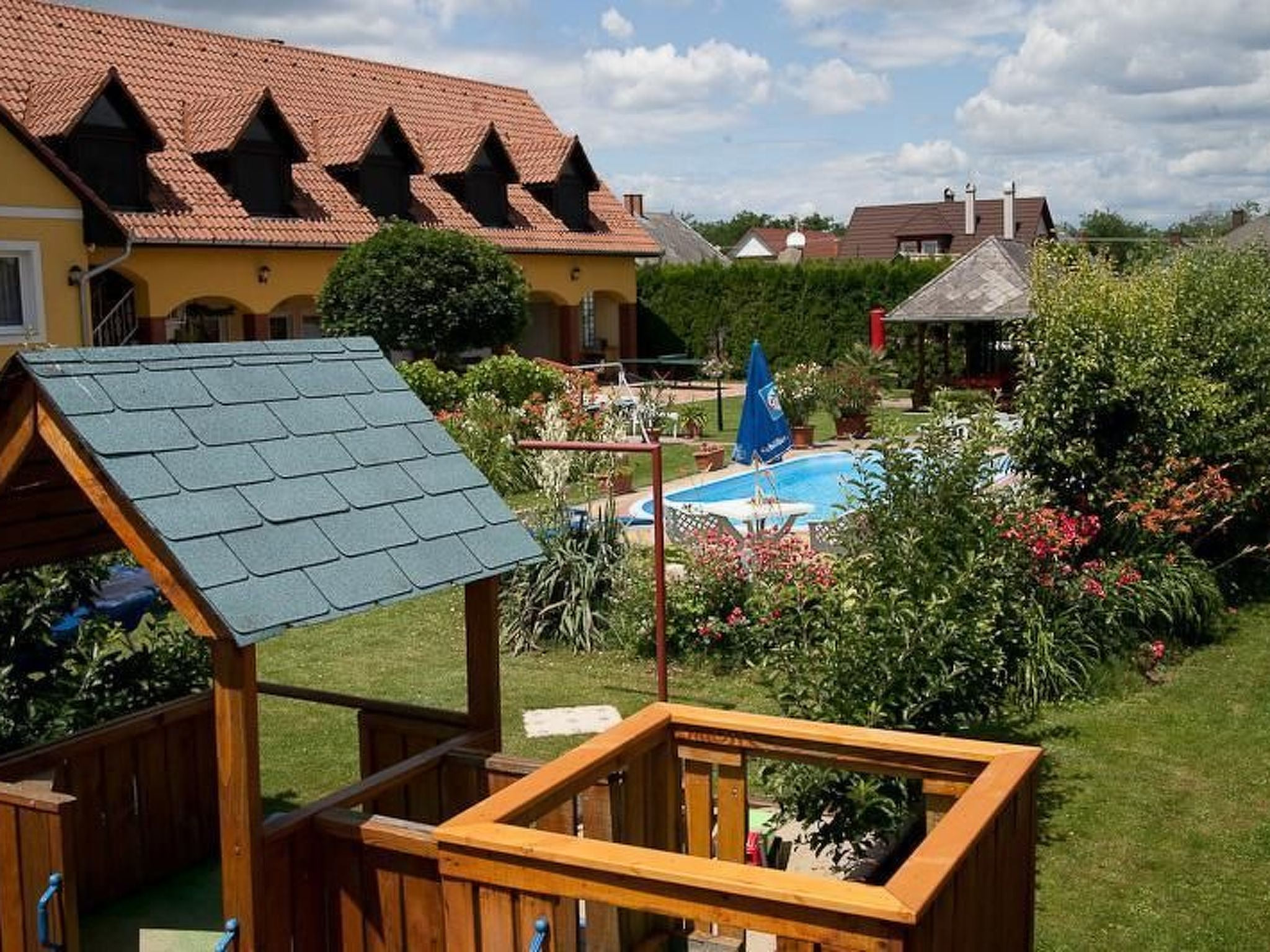 mit Garten, Terrasse und Grill