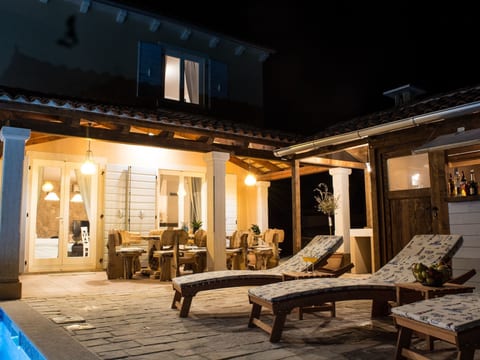 Nettes Ferienhaus in Smoljanci mit Privatem Pool