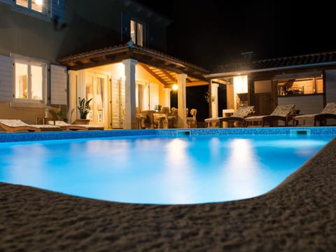 Nettes Ferienhaus in Smoljanci mit Privatem Pool